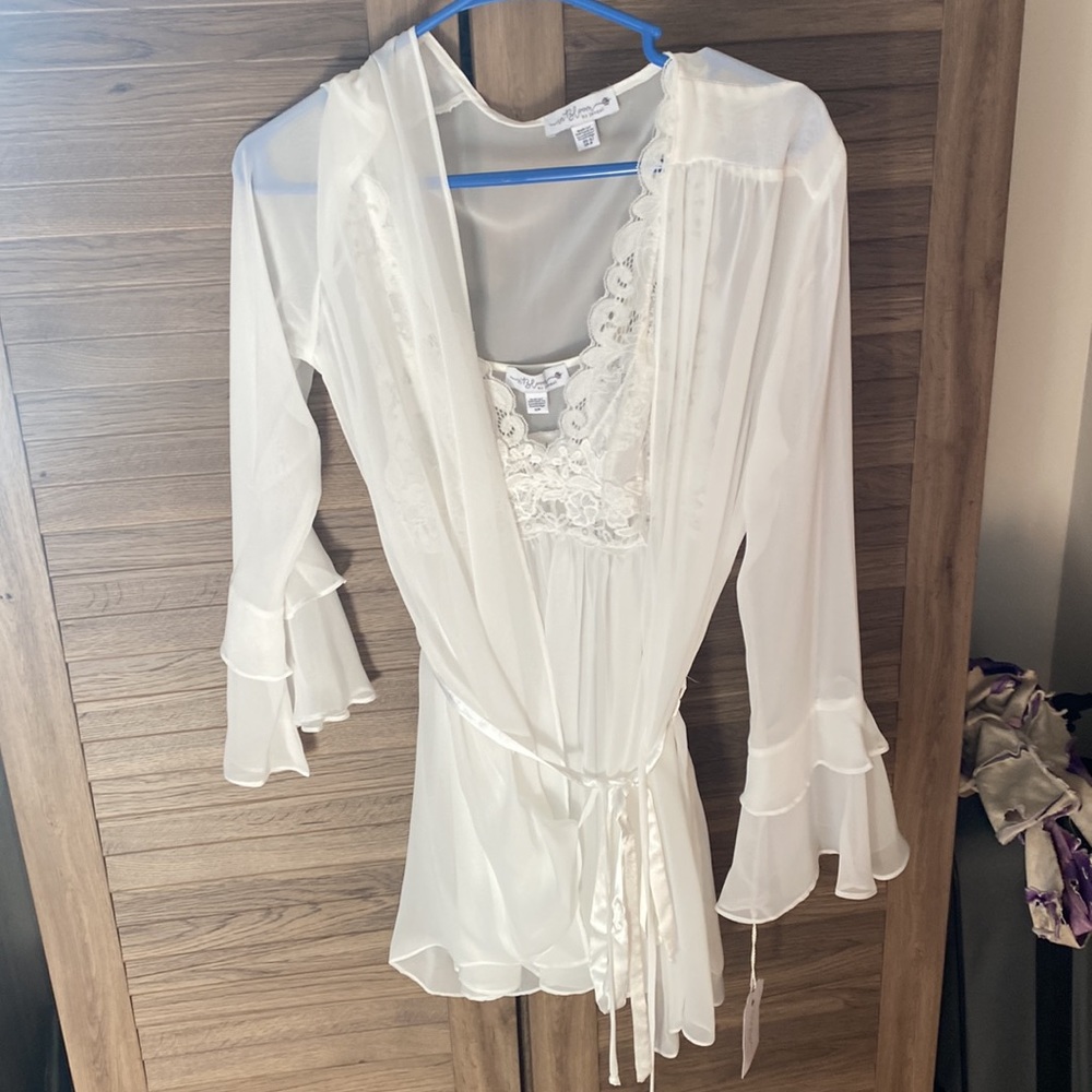 Elegant White Lace Chemise